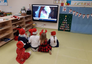 02 Dzieci oglądają nagranie od Świętego Mikołaja